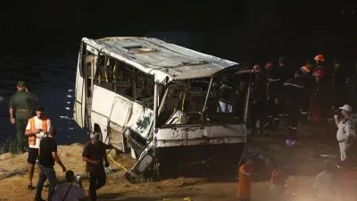 فاجعة في الجزائر: مصرع 12 شخصاً وإصابة العشرات في حادث انقلاب حافلة ببني عباسي