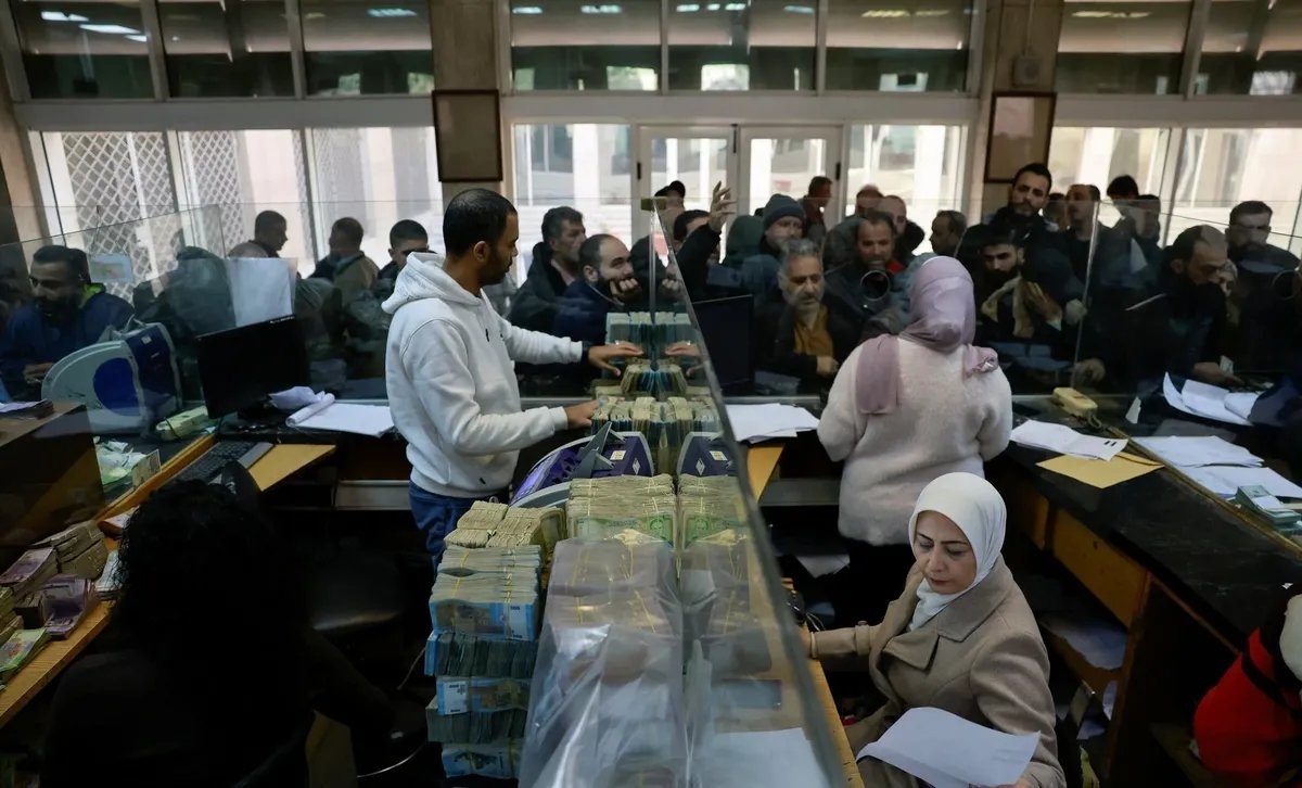 خطة حكومية لإعادة الموظفين المفصولين في سوريا: هل تُحل أزمة الرواتب والمستحقات المتأخرة؟