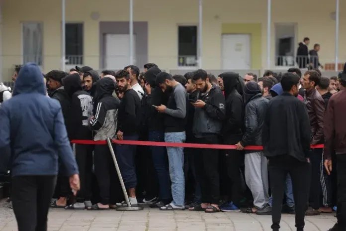 مصير مجهول: أكثر من 100 ألف سوري عالقون في أوروبا بعد تعليق طلبات اللجوء