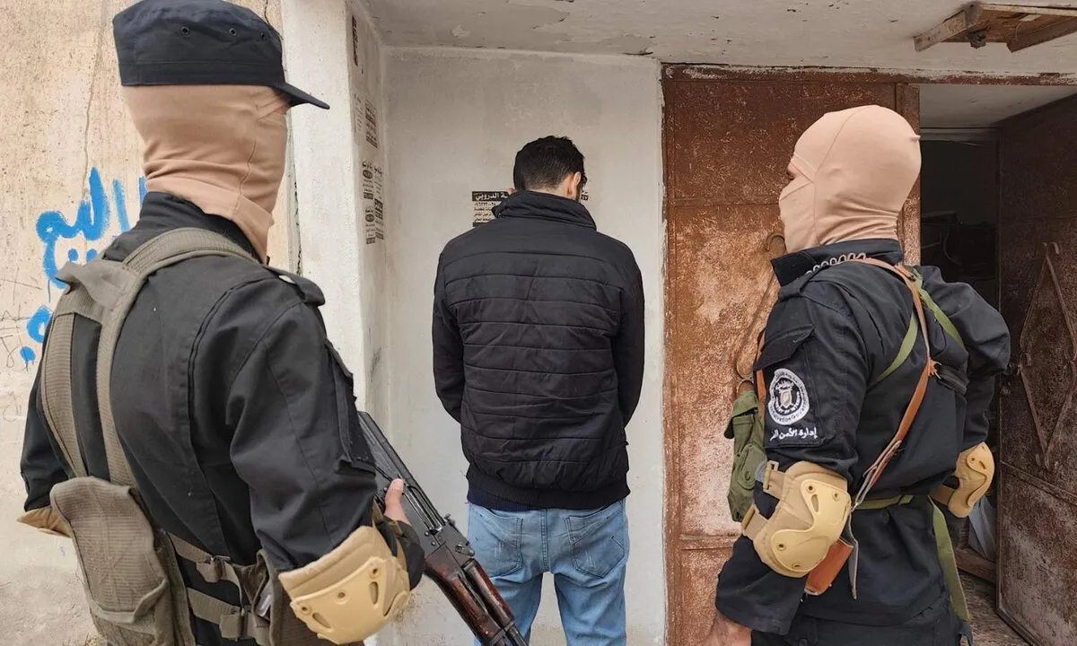 غضب في سوريا: إطلاق سراح متهمين بجرائم حرب يثير استياءً واسعًا