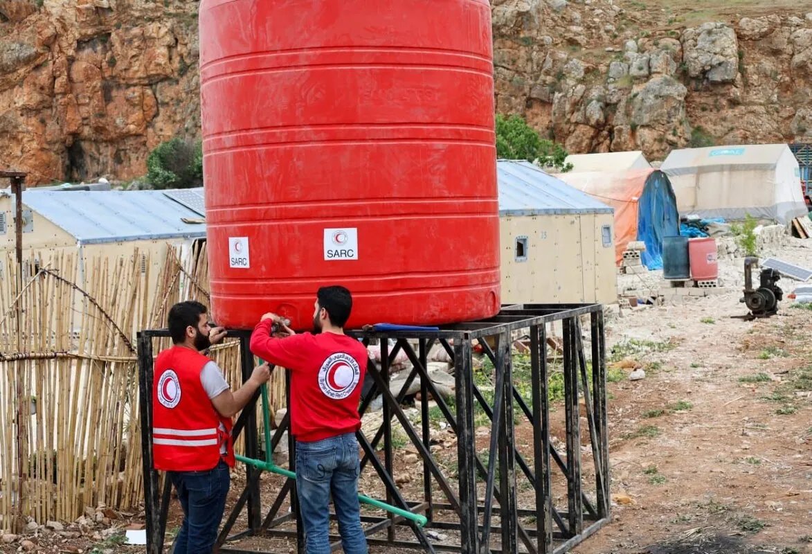 الهلال الأحمر يوفر حلولاً عاجلة لمياه الشرب للعائدين إلى قرية الحويجة في الغاب